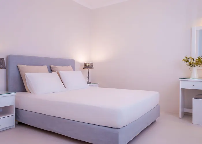 米洛斯湾套房酒店 *