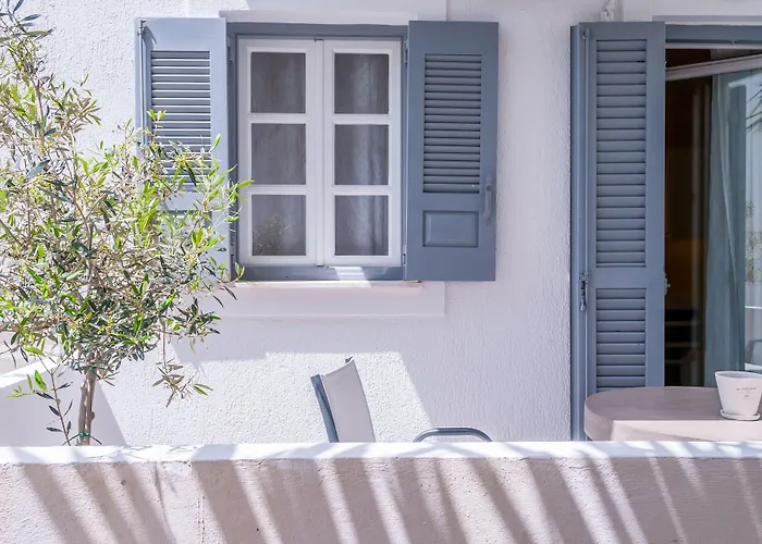 米洛斯湾套房酒店 *