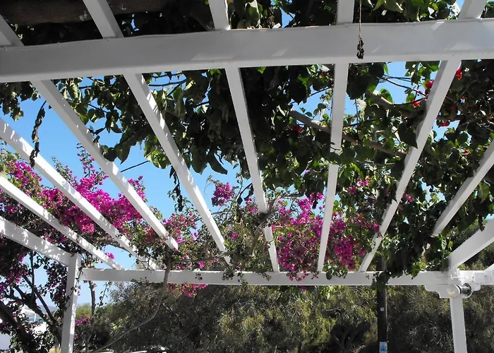 Milos Bay آداماس